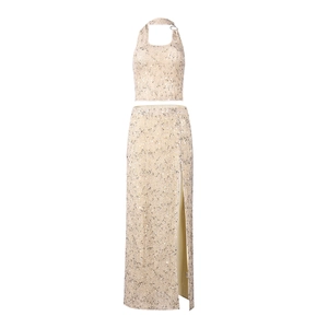 Dettaglio completo di paillettes oro champagne con crop top all'americana e gonna lunga con spacco