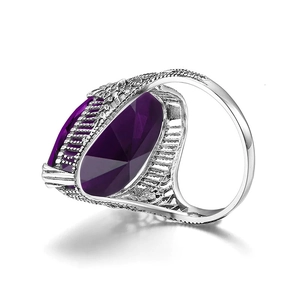 Vintage zilverkleurige ring met marquise geslepen paarse edelsteen en gegraveerde band