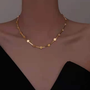 Collier élégant en maille serpent dorée avec disques circulaires porté par un mannequin