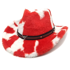 Détail du chapeau de cowboy en peluche à motif vache rouge avec bandeau cuir et logo taureau
