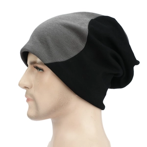 Détail du bonnet en tricot bicolore à double couche avec texture souple pour l'hiver
