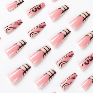 Unghie finte rosa e marroni con motivi a pelle di serpente e design French tip