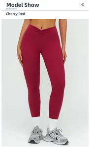 Détail du legging de yoga taille haute rouge cerise avec taille croisée plissée en V
