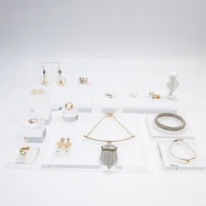 Modernes Goldschmuckset mit Acrylständern für Halsketten Ohrringe und Ringe