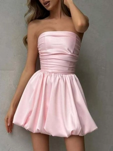 Roze strapless mini-jurk met geplooide taille en pofrok aan model