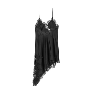 Dettaglio dell'abito in raso nero con pizzo raffinato e design dell'orlo asimmetrico