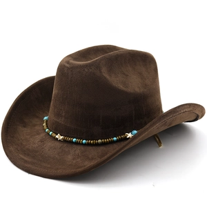 Brauner Western Cowboyhut aus Wildlederimitat mit böhmischem Perlenband auf weißem Grund