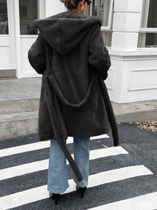 Vue arrière d'un long manteau à capuche en peluche gris foncé avec ceinture pour femme