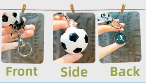 Vue triple du porte-clés football 3D avec pendentif silhouette de joueur de foot