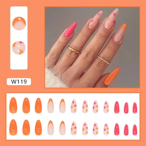 Détail des faux ongles amande avec motifs de cœurs orange et rose, modèle W119