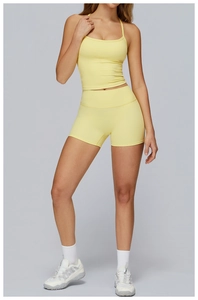 Vue d'ensemble de l'ensemble de yoga jaune clair avec brassière et short à taille haute