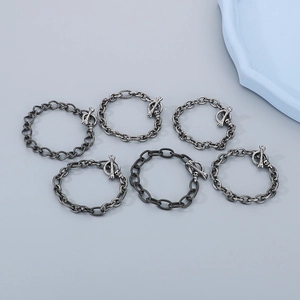 Détail de collection de bracelets punk en argent antique avec fermoirs tête de mort OT