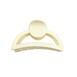 Pince à cheveux minimaliste en acrylique blanc crème avec finition mate sur fond blanc