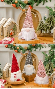 Détail de gnomes de Noël à paillettes roses et rouges avec lumière LED et barbe en peluche