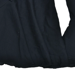 Vue détaillée du tissu textile bleu foncé avec drapé élégant et texture douce au toucher