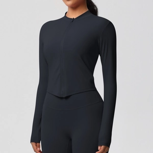 Détail de la veste de sport grise zippée cintrée et du pantalon de yoga taille haute