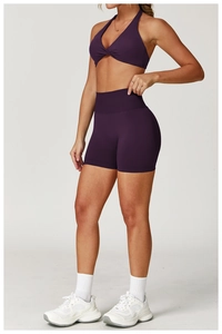 Nahaufnahme von lila Sport-BH mit Neckholder-Knoten und hoher Taille Shorts Set