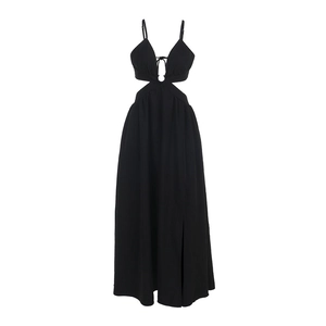 Détail de la découpe à la taille, des lacets et du tissu noir de cette robe longue sexy