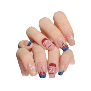 Unghie finte artigianali con ciliegie e perle in contrasto rosso blu stile pop