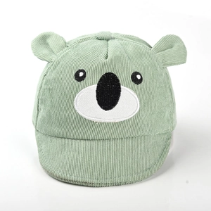 Gros plan sur la casquette bébé en velours côtelé vert menthe avec broderie koala mignonne