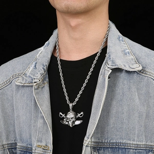 Pendentif tête de mort pirate vintage argenté pour homme avec chaîne torsadée noire