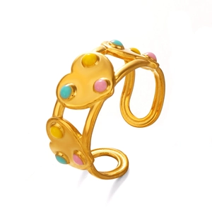Bague ouverte dorée en forme de cœur avec accents de points jaunes, roses et bleus
