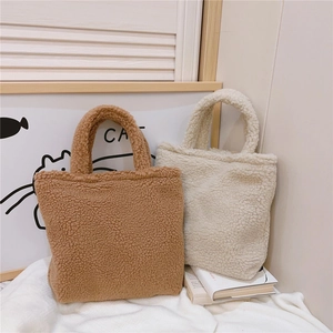 Dettaglio delle borse tote in pile di orsacchiotto color caramello e bianco sporco