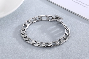 Détail d'un bracelet gourmette en acier inoxydable texturé avec fermoir à bascule OT