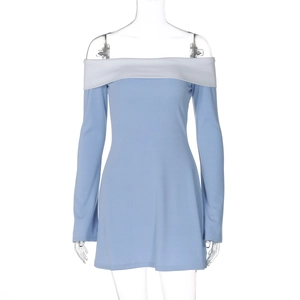 Détail de la robe bleu clair à épaules dénudées avec revers blanc contrastant