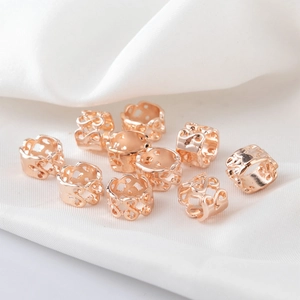 Détails de spirales à cheveux ajourées or rose sur tissu en soie blanche pour coiffure