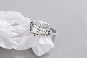 Close-up of s925 silver cross ring with vintage chain pattern and adjustable opening