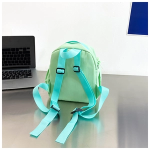 Vue arrière du sac à dos maternelle vert clair avec bretelles cyan réglables et confort