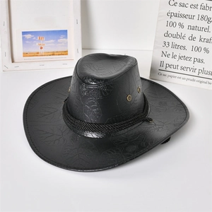 Dettaglio del cappello da cowboy in pelle PU nera con goffratura a foglia e corda decorativa