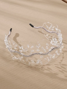 Dettaglio di cerchietto da sposa con rami in filo d'argento, perline e strass luminosi