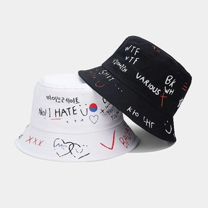 Détail de bobs avec imprimé graffiti en toile de coton noir et blanc de style urbain