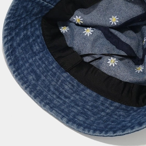 Cappello a secchiello in denim blu con ricamo a margherita e fascia antisudore