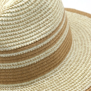 Detail der zweifarbigen gestreiften Strohtextur in Creme und Hellbraun für Sommerhüte
