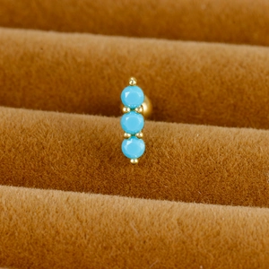 Clou de cartilage bohème en acier doré avec trois pierres turquoise verticales