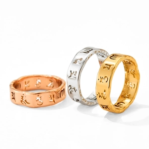 Detailansicht der hohl gravierten Mantra-Ringe in Roségold, Silber und Goldfarben