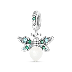 Vue détaillée du pendentif luciole en argent avec pierres colorées et perle blanche