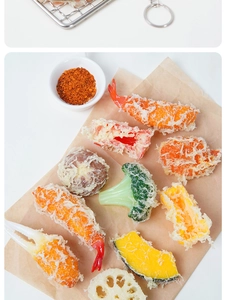 Nahaufnahme von realistischen PVC-Tempura-Anhängern mit frittierten Garnelen und Gemüse