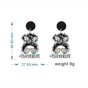 Vue détaillée des boucles d'oreilles TeacherLife en acrylique, hauteur de 46,83mm