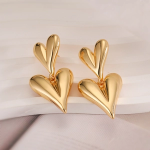 Orecchini in rame placcati oro 18K con design a doppio cuore su base strutturata