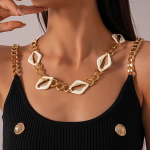 Détail du collier à fermoir OT doré avec breloques en émail serties de strass brillants