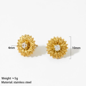 Detailansicht goldener Sonnenblumen-Ohrstecker aus Edelstahl mit 4 mm großem Edelstein
