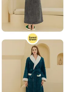 Détail d'un peignoir en peluche vert forêt avec col et poches en polaire sherpa blanche