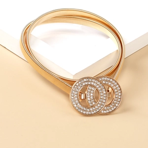 Detailansicht des goldenen elastischen Schlangenkettengürtels mit Strass-Doppelringschnalle
