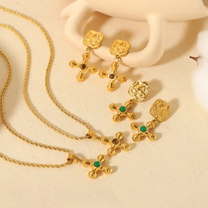Ensemble de bijoux vintage français en acier inoxydable doré 18K avec croix en pierre