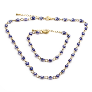 Ensemble collier et bracelet plaqué or avec perles de mauvais œil bleu sur blanc