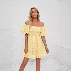 Robe mini jaune pâle à épaules dénudées avec manches bouffantes et tissu texturé